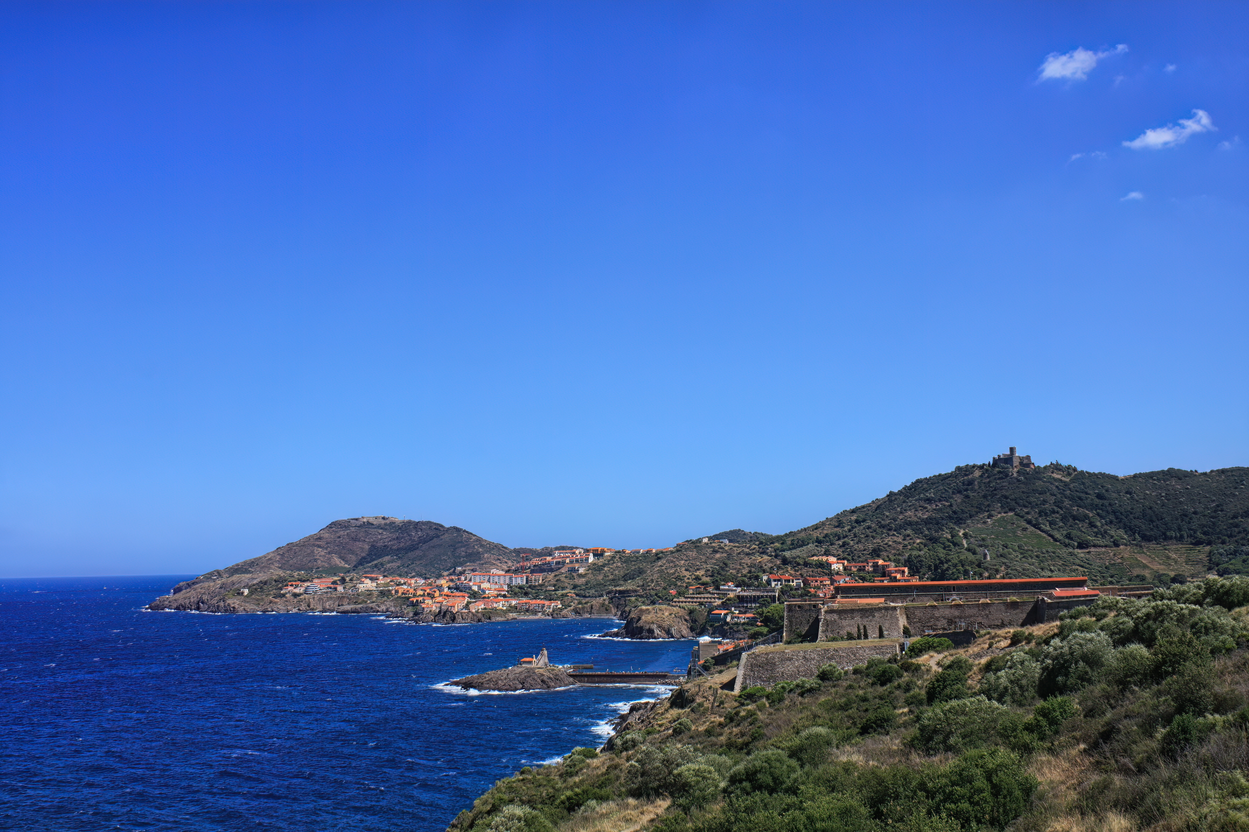 Panorama de la Baie de Collioure ጠ Du Fort Miradou au Cap Béar